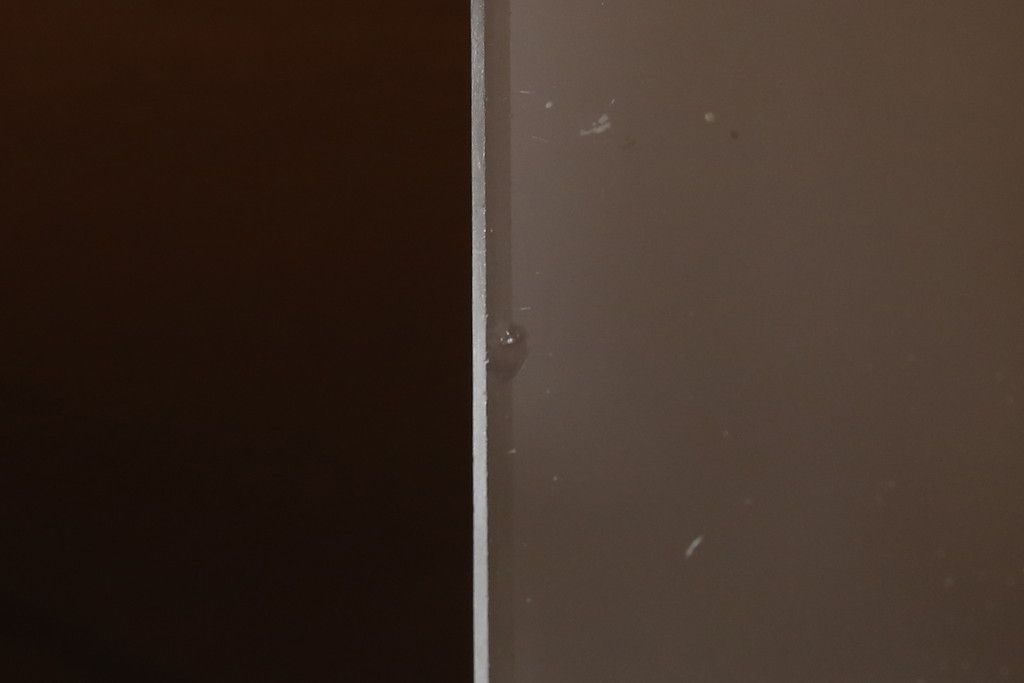 収納棚をサイドボードと小引き出しにリメイク!上段は脚を取り付け、ツートーンに塗装してサイドボードに。小引き出しは下段の引き出し3杯を活用。引き出し部分以外は新たに制作し、脚は既存の柱を移設。