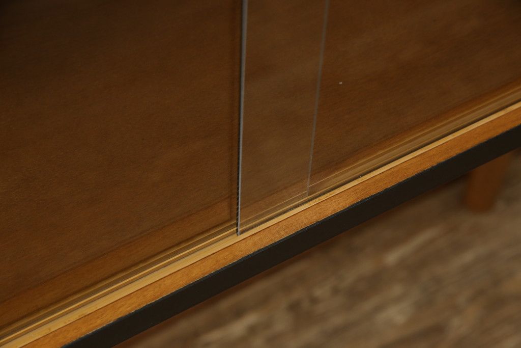 収納棚をサイドボードと小引き出しにリメイク!上段は脚を取り付け、ツートーンに塗装してサイドボードに。小引き出しは下段の引き出し3杯を活用。引き出し部分以外は新たに制作し、脚は既存の柱を移設。