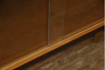 収納棚をサイドボードと小引き出しにリメイク!上段は脚を取り付け、ツートーンに塗装してサイドボードに。小引き出しは下段の引き出し3杯を活用。引き出し部分以外は新たに制作し、脚は既存の柱を移設。