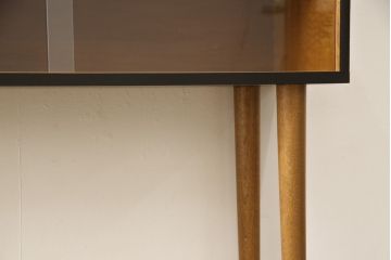 収納棚をサイドボードと小引き出しにリメイク!上段は脚を取り付け、ツートーンに塗装してサイドボードに。小引き出しは下段の引き出し3杯を活用。引き出し部分以外は新たに制作し、脚は既存の柱を移設。