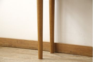 収納棚をサイドボードと小引き出しにリメイク!上段は脚を取り付け、ツートーンに塗装してサイドボードに。小引き出しは下段の引き出し3杯を活用。引き出し部分以外は新たに制作し、脚は既存の柱を移設。