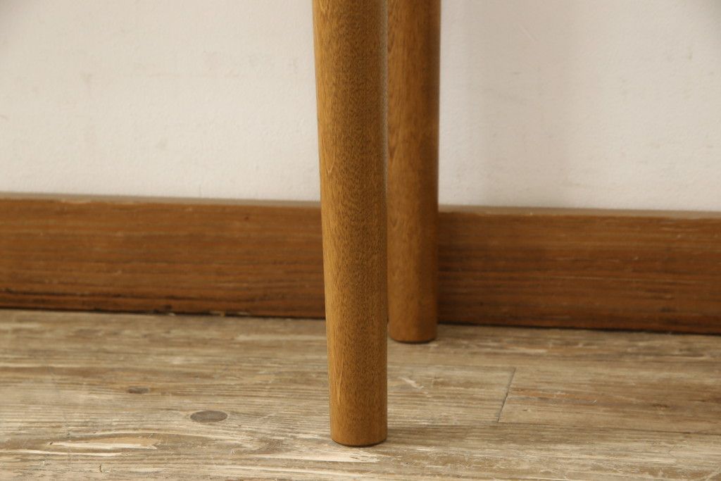 収納棚をサイドボードと小引き出しにリメイク!上段は脚を取り付け、ツートーンに塗装してサイドボードに。小引き出しは下段の引き出し3杯を活用。引き出し部分以外は新たに制作し、脚は既存の柱を移設。