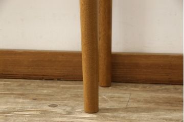 収納棚をサイドボードと小引き出しにリメイク!上段は脚を取り付け、ツートーンに塗装してサイドボードに。小引き出しは下段の引き出し3杯を活用。引き出し部分以外は新たに制作し、脚は既存の柱を移設。