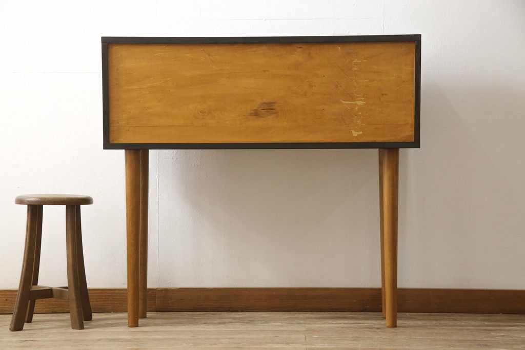 収納棚をサイドボードと小引き出しにリメイク!上段は脚を取り付け、ツートーンに塗装してサイドボードに。小引き出しは下段の引き出し3杯を活用。引き出し部分以外は新たに制作し、脚は既存の柱を移設。