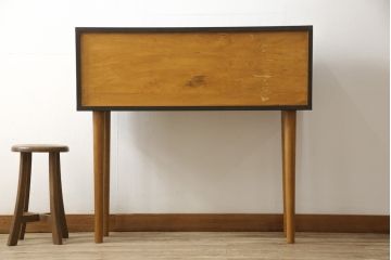 収納棚をサイドボードと小引き出しにリメイク!上段は脚を取り付け、ツートーンに塗装してサイドボードに。小引き出しは下段の引き出し3杯を活用。引き出し部分以外は新たに制作し、脚は既存の柱を移設。