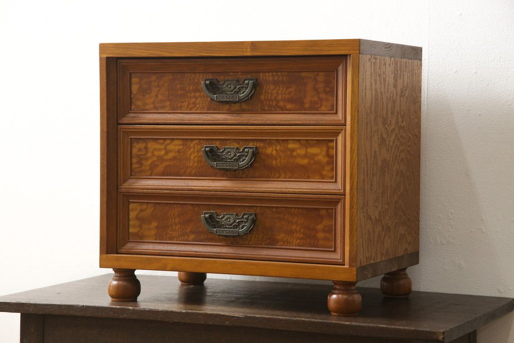 収納棚をサイドボードと小引き出しにリメイク!上段は脚を取り付け、ツートーンに塗装してサイドボードに。小引き出しは下段の引き出し3杯を活用。引き出し部分以外は新たに制作し、脚は既存の柱を移設。