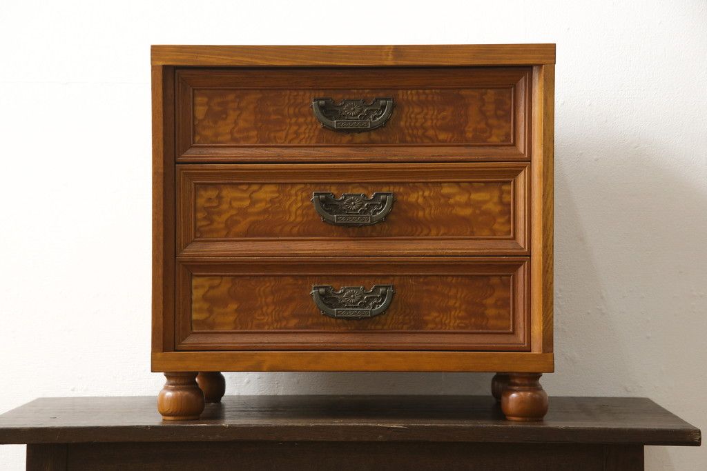 収納棚をサイドボードと小引き出しにリメイク!上段は脚を取り付け、ツートーンに塗装してサイドボードに。小引き出しは下段の引き出し3杯を活用。引き出し部分以外は新たに制作し、脚は既存の柱を移設。