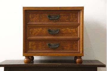 収納棚をサイドボードと小引き出しにリメイク!上段は脚を取り付け、ツートーンに塗装してサイドボードに。小引き出しは下段の引き出し3杯を活用。引き出し部分以外は新たに制作し、脚は既存の柱を移設。