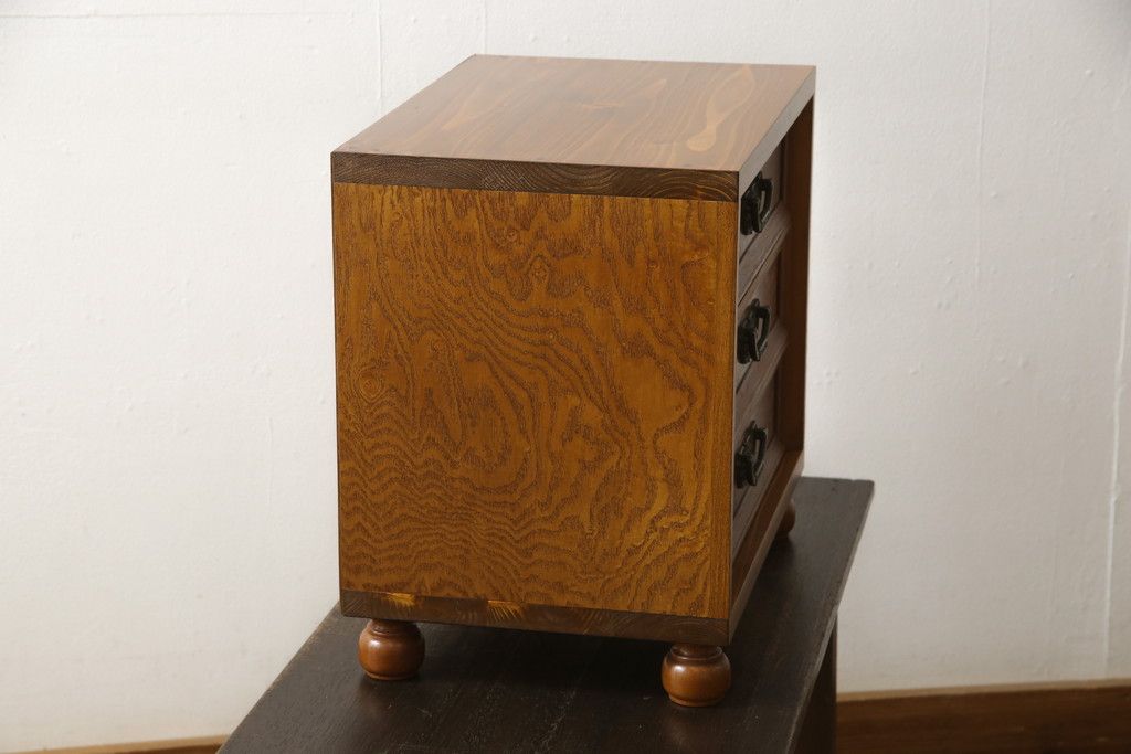 収納棚をサイドボードと小引き出しにリメイク!上段は脚を取り付け、ツートーンに塗装してサイドボードに。小引き出しは下段の引き出し3杯を活用。引き出し部分以外は新たに制作し、脚は既存の柱を移設。