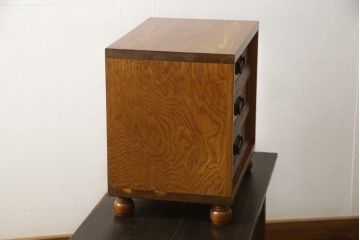 収納棚をサイドボードと小引き出しにリメイク!上段は脚を取り付け、ツートーンに塗装してサイドボードに。小引き出しは下段の引き出し3杯を活用。引き出し部分以外は新たに制作し、脚は既存の柱を移設。