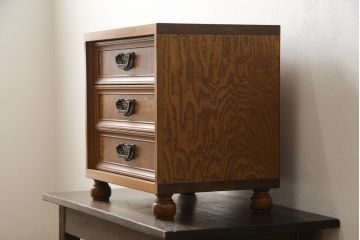 収納棚をサイドボードと小引き出しにリメイク!上段は脚を取り付け、ツートーンに塗装してサイドボードに。小引き出しは下段の引き出し3杯を活用。引き出し部分以外は新たに制作し、脚は既存の柱を移設。