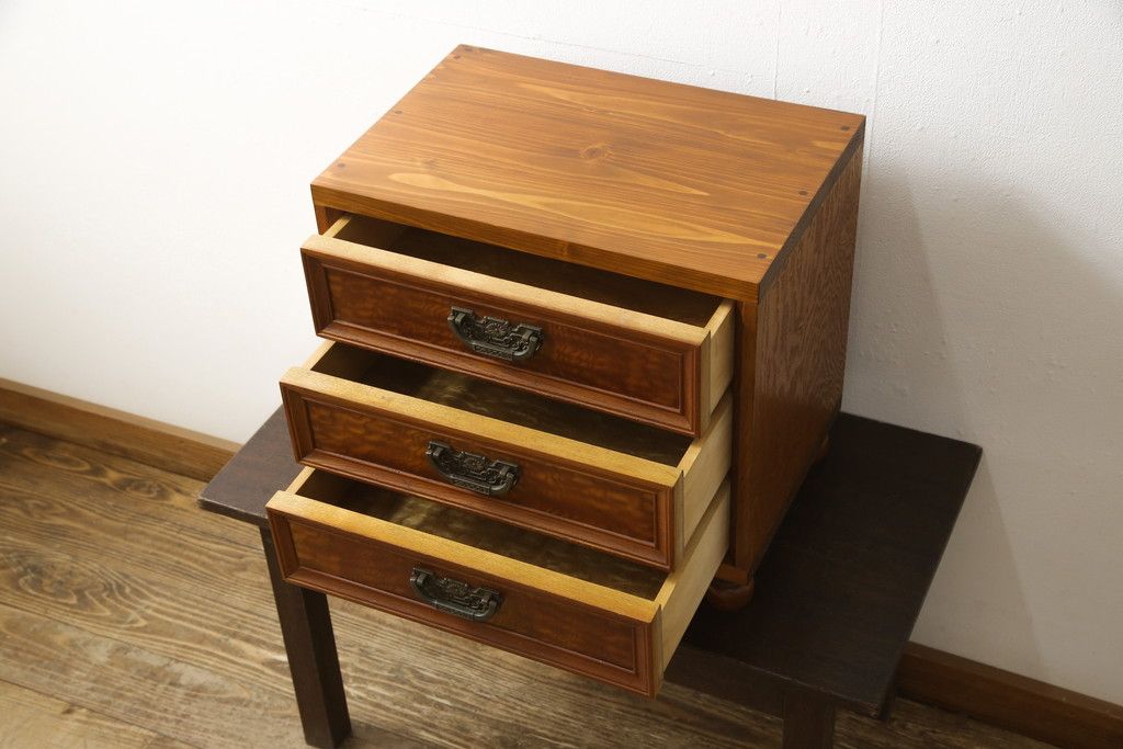 収納棚をサイドボードと小引き出しにリメイク!上段は脚を取り付け、ツートーンに塗装してサイドボードに。小引き出しは下段の引き出し3杯を活用。引き出し部分以外は新たに制作し、脚は既存の柱を移設。