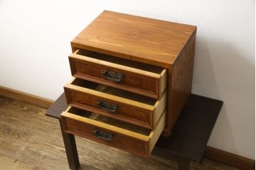 収納棚をサイドボードと小引き出しにリメイク!上段は脚を取り付け、ツートーンに塗装してサイドボードに。小引き出しは下段の引き出し3杯を活用。引き出し部分以外は新たに制作し、脚は既存の柱を移設。