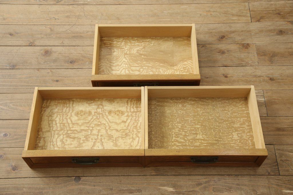 収納棚をサイドボードと小引き出しにリメイク!上段は脚を取り付け、ツートーンに塗装してサイドボードに。小引き出しは下段の引き出し3杯を活用。引き出し部分以外は新たに制作し、脚は既存の柱を移設。