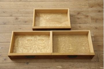 収納棚をサイドボードと小引き出しにリメイク!上段は脚を取り付け、ツートーンに塗装してサイドボードに。小引き出しは下段の引き出し3杯を活用。引き出し部分以外は新たに制作し、脚は既存の柱を移設。