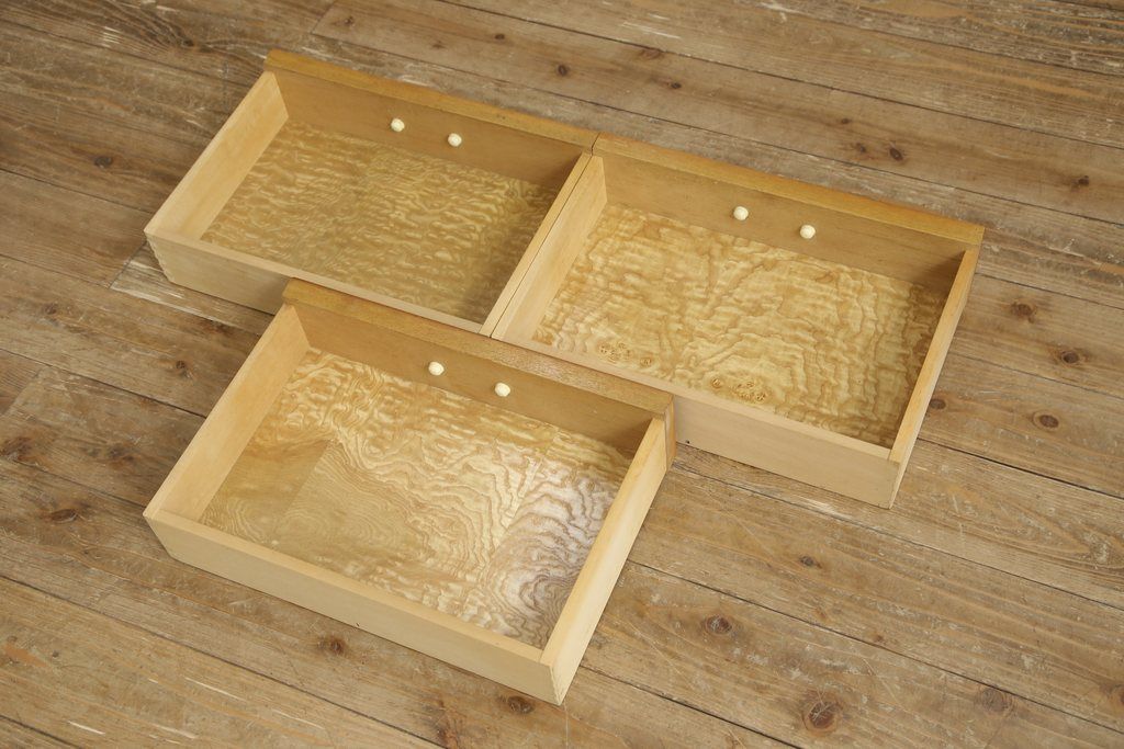 収納棚をサイドボードと小引き出しにリメイク!上段は脚を取り付け、ツートーンに塗装してサイドボードに。小引き出しは下段の引き出し3杯を活用。引き出し部分以外は新たに制作し、脚は既存の柱を移設。