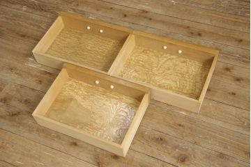 収納棚をサイドボードと小引き出しにリメイク!上段は脚を取り付け、ツートーンに塗装してサイドボードに。小引き出しは下段の引き出し3杯を活用。引き出し部分以外は新たに制作し、脚は既存の柱を移設。