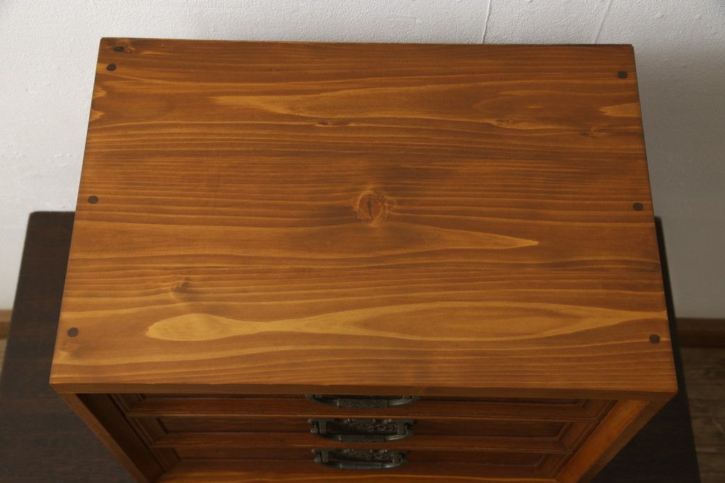 収納棚をサイドボードと小引き出しにリメイク!上段は脚を取り付け、ツートーンに塗装してサイドボードに。小引き出しは下段の引き出し3杯を活用。引き出し部分以外は新たに制作し、脚は既存の柱を移設。