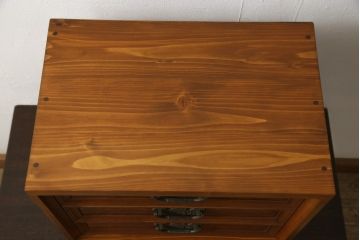 収納棚をサイドボードと小引き出しにリメイク!上段は脚を取り付け、ツートーンに塗装してサイドボードに。小引き出しは下段の引き出し3杯を活用。引き出し部分以外は新たに制作し、脚は既存の柱を移設。