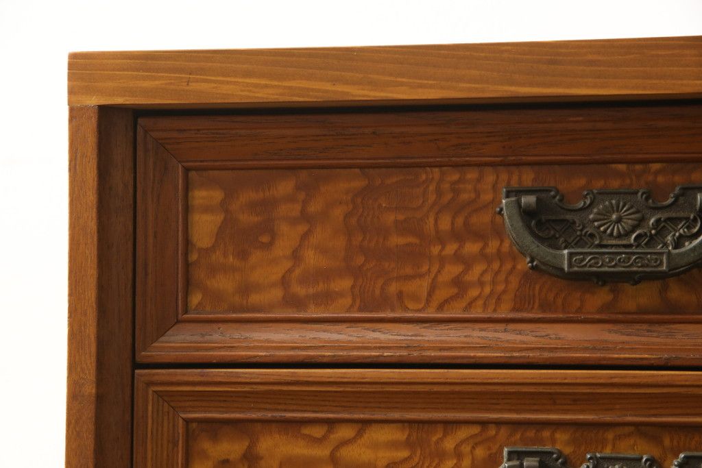 収納棚をサイドボードと小引き出しにリメイク!上段は脚を取り付け、ツートーンに塗装してサイドボードに。小引き出しは下段の引き出し3杯を活用。引き出し部分以外は新たに制作し、脚は既存の柱を移設。