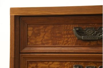 収納棚をサイドボードと小引き出しにリメイク!上段は脚を取り付け、ツートーンに塗装してサイドボードに。小引き出しは下段の引き出し3杯を活用。引き出し部分以外は新たに制作し、脚は既存の柱を移設。