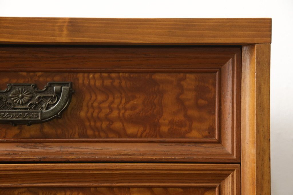 収納棚をサイドボードと小引き出しにリメイク!上段は脚を取り付け、ツートーンに塗装してサイドボードに。小引き出しは下段の引き出し3杯を活用。引き出し部分以外は新たに制作し、脚は既存の柱を移設。