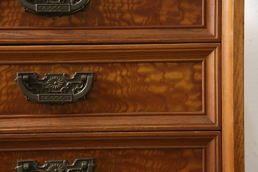 収納棚をサイドボードと小引き出しにリメイク!上段は脚を取り付け、ツートーンに塗装してサイドボードに。小引き出しは下段の引き出し3杯を活用。引き出し部分以外は新たに制作し、脚は既存の柱を移設。