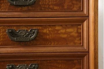 収納棚をサイドボードと小引き出しにリメイク!上段は脚を取り付け、ツートーンに塗装してサイドボードに。小引き出しは下段の引き出し3杯を活用。引き出し部分以外は新たに制作し、脚は既存の柱を移設。