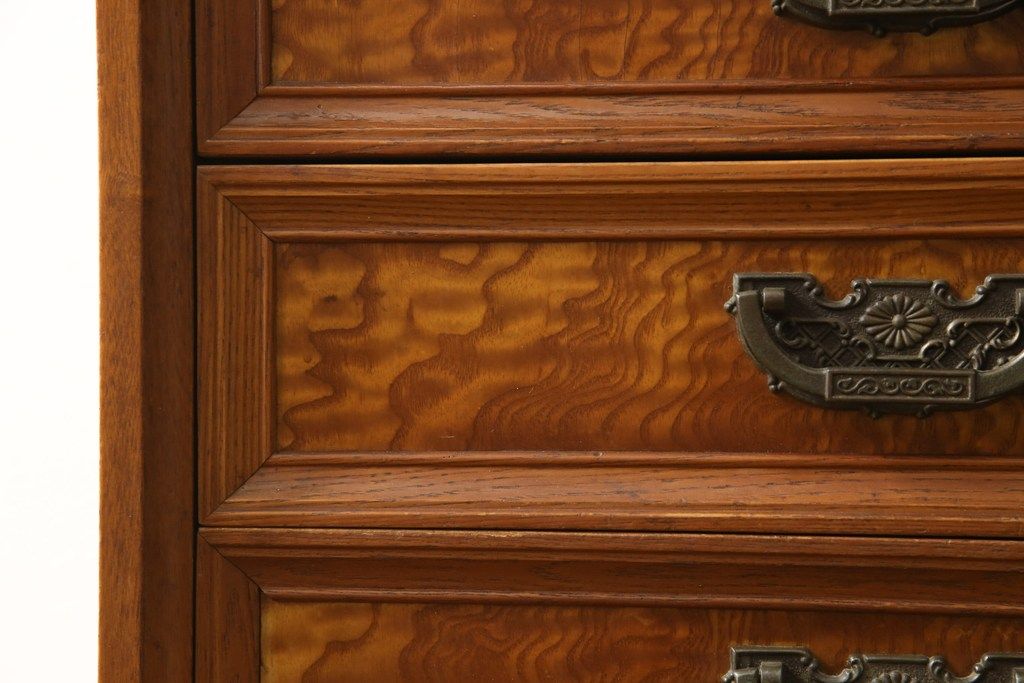 収納棚をサイドボードと小引き出しにリメイク!上段は脚を取り付け、ツートーンに塗装してサイドボードに。小引き出しは下段の引き出し3杯を活用。引き出し部分以外は新たに制作し、脚は既存の柱を移設。