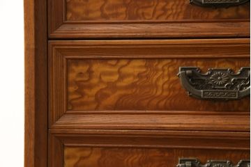 収納棚をサイドボードと小引き出しにリメイク!上段は脚を取り付け、ツートーンに塗装してサイドボードに。小引き出しは下段の引き出し3杯を活用。引き出し部分以外は新たに制作し、脚は既存の柱を移設。