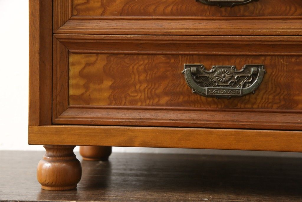 収納棚をサイドボードと小引き出しにリメイク!上段は脚を取り付け、ツートーンに塗装してサイドボードに。小引き出しは下段の引き出し3杯を活用。引き出し部分以外は新たに制作し、脚は既存の柱を移設。