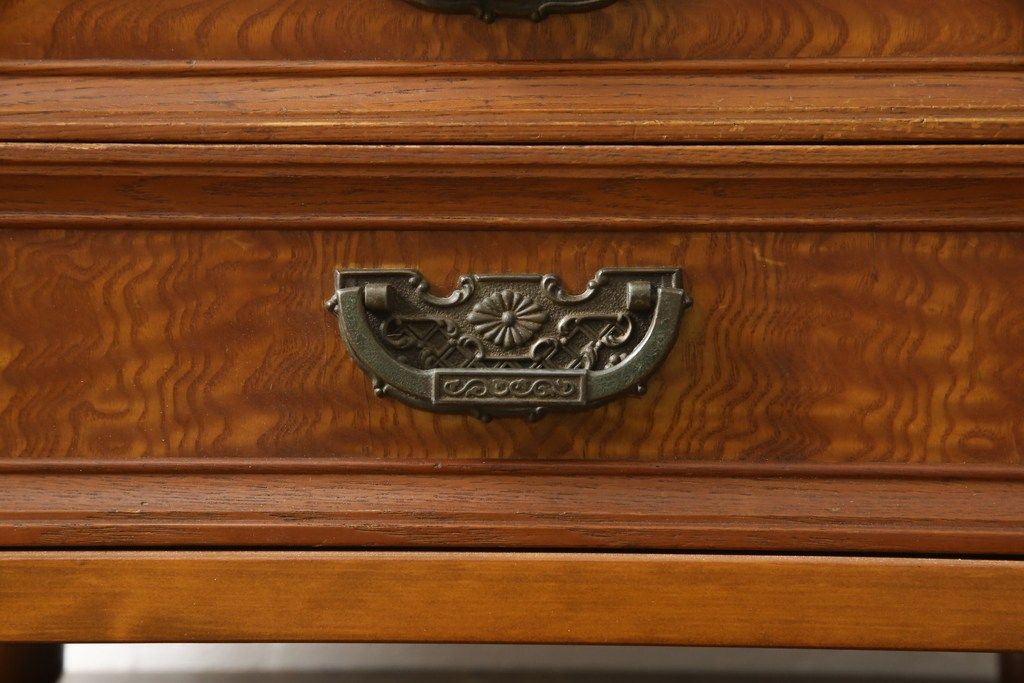 収納棚をサイドボードと小引き出しにリメイク!上段は脚を取り付け、ツートーンに塗装してサイドボードに。小引き出しは下段の引き出し3杯を活用。引き出し部分以外は新たに制作し、脚は既存の柱を移設。