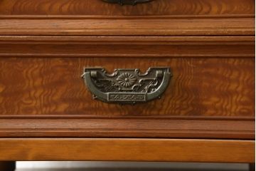 収納棚をサイドボードと小引き出しにリメイク!上段は脚を取り付け、ツートーンに塗装してサイドボードに。小引き出しは下段の引き出し3杯を活用。引き出し部分以外は新たに制作し、脚は既存の柱を移設。