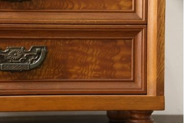 収納棚をサイドボードと小引き出しにリメイク!上段は脚を取り付け、ツートーンに塗装してサイドボードに。小引き出しは下段の引き出し3杯を活用。引き出し部分以外は新たに制作し、脚は既存の柱を移設。