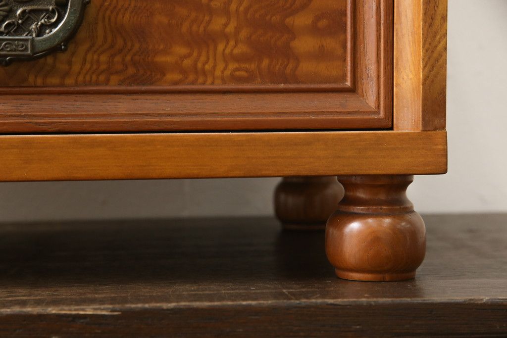 収納棚をサイドボードと小引き出しにリメイク!上段は脚を取り付け、ツートーンに塗装してサイドボードに。小引き出しは下段の引き出し3杯を活用。引き出し部分以外は新たに制作し、脚は既存の柱を移設。