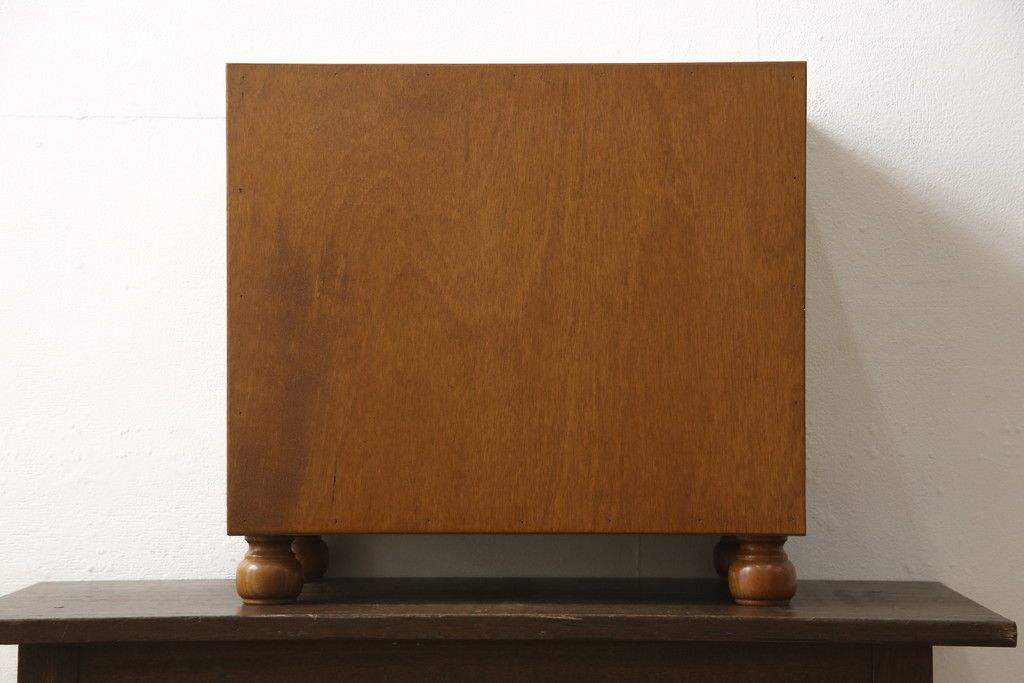 収納棚をサイドボードと小引き出しにリメイク!上段は脚を取り付け、ツートーンに塗装してサイドボードに。小引き出しは下段の引き出し3杯を活用。引き出し部分以外は新たに制作し、脚は既存の柱を移設。