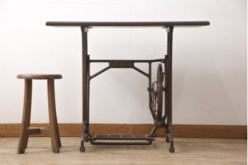 足踏みミシンをテーブルにリメイク!ミシン、配線等は撤去し、ヒノキ無垢材の天板に交換。天板をご希望の色に着色仕上げ。