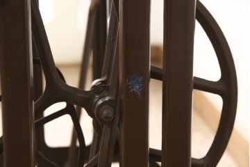 足踏みミシンをテーブルにリメイク!ミシン、配線等は撤去し、ヒノキ無垢材の天板に交換。天板をご希望の色に着色仕上げ。
