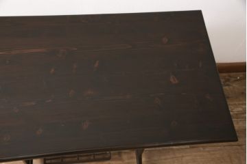 足踏みミシンをテーブルにリメイク!ミシン、配線等は撤去し、ヒノキ無垢材の天板に交換。天板をご希望の色に着色仕上げ。