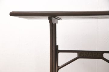 足踏みミシンをテーブルにリメイク!ミシン、配線等は撤去し、ヒノキ無垢材の天板に交換。天板をご希望の色に着色仕上げ。