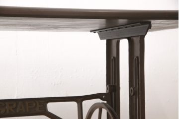 足踏みミシンをテーブルにリメイク!ミシン、配線等は撤去し、ヒノキ無垢材の天板に交換。天板をご希望の色に着色仕上げ。