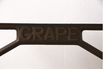 足踏みミシンをテーブルにリメイク!ミシン、配線等は撤去し、ヒノキ無垢材の天板に交換。天板をご希望の色に着色仕上げ。
