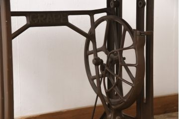 足踏みミシンをテーブルにリメイク!ミシン、配線等は撤去し、ヒノキ無垢材の天板に交換。天板をご希望の色に着色仕上げ。