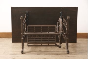 足踏みミシンをテーブルにリメイク!ミシン、配線等は撤去し、ヒノキ無垢材の天板に交換。天板をご希望の色に着色仕上げ。
