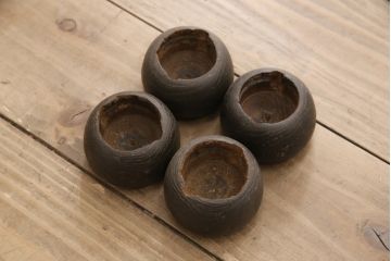 足踏みミシンをテーブルにリメイク!ミシン、配線等は撤去し、ヒノキ無垢材の天板に交換。天板をご希望の色に着色仕上げ。