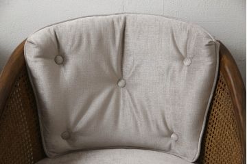 椅子4脚の布地を張り替えてリメイク!高品質リペアを施し、クッション部分の中綿を交換。生地はご希望のものに張り替え、塗装が剥げた部分は元の色に合うよう着色仕上げ。R-059453,オーダー976