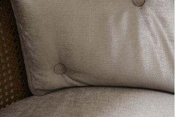 椅子4脚の布地を張り替えてリメイク!高品質リペアを施し、クッション部分の中綿を交換。生地はご希望のものに張り替え、塗装が剥げた部分は元の色に合うよう着色仕上げ。R-059453,オーダー976