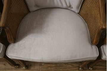 椅子4脚の布地を張り替えてリメイク!高品質リペアを施し、クッション部分の中綿を交換。生地はご希望のものに張り替え、塗装が剥げた部分は元の色に合うよう着色仕上げ。R-059453,オーダー976