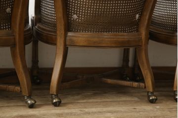 椅子4脚の布地を張り替えてリメイク!高品質リペアを施し、クッション部分の中綿を交換。生地はご希望のものに張り替え、塗装が剥げた部分は元の色に合うよう着色仕上げ。R-059453,オーダー976