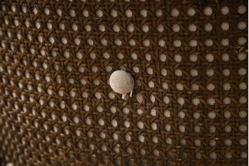 椅子4脚の布地を張り替えてリメイク!高品質リペアを施し、クッション部分の中綿を交換。生地はご希望のものに張り替え、塗装が剥げた部分は元の色に合うよう着色仕上げ。R-059453,オーダー976